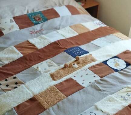 Plaid souvenirs bébé personnalisé – transformez ses vêtements en couverture pleine d’émotions