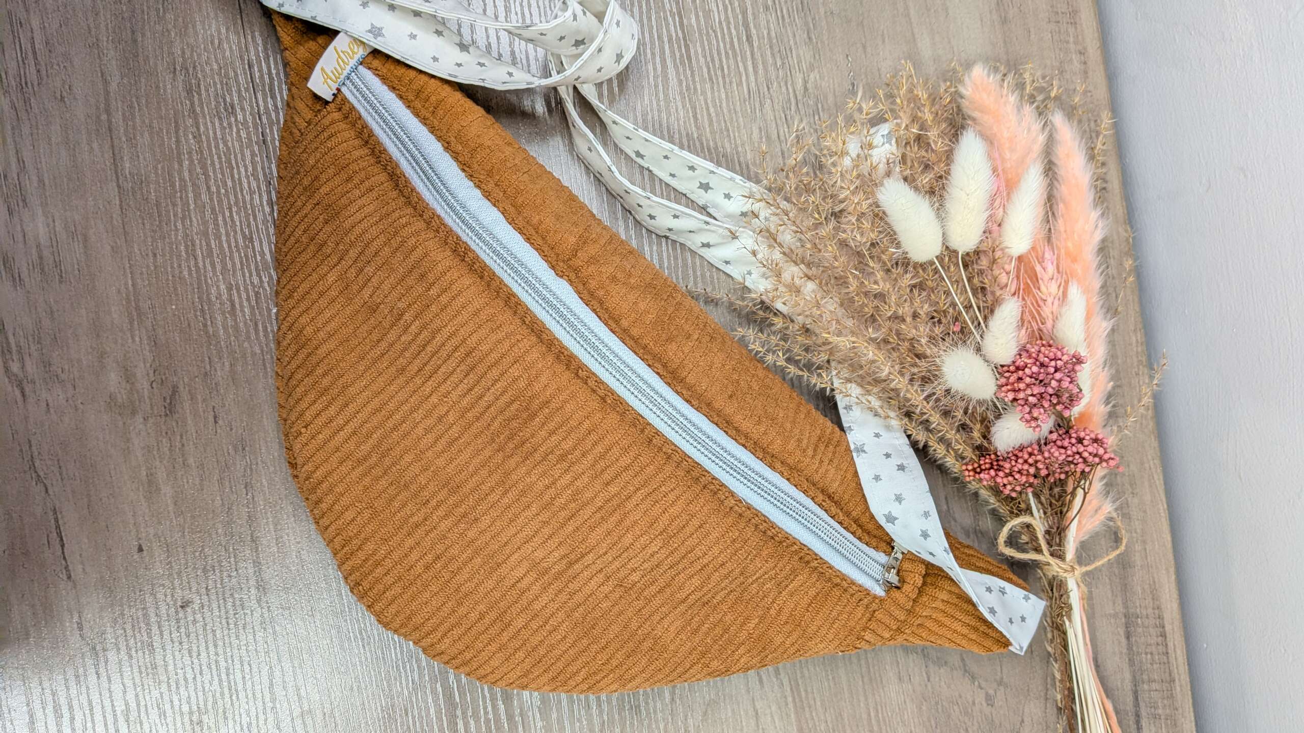 Sac banane en tissu fait main – sac pratique et tendance porté en bandoulière – Image 9