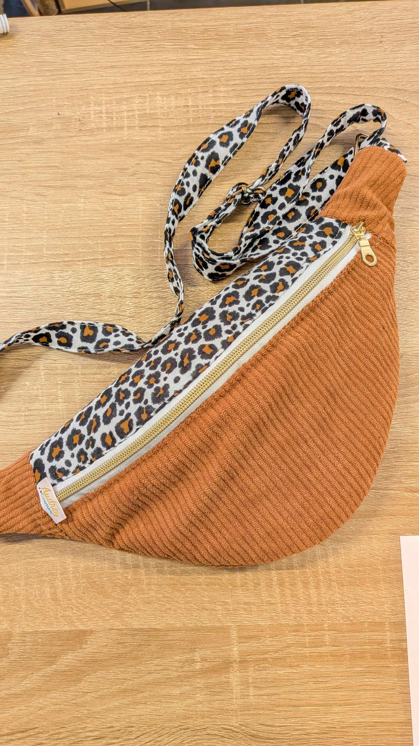 Sac banane en tissu fait main – sac pratique et tendance porté en bandoulière – Image 10