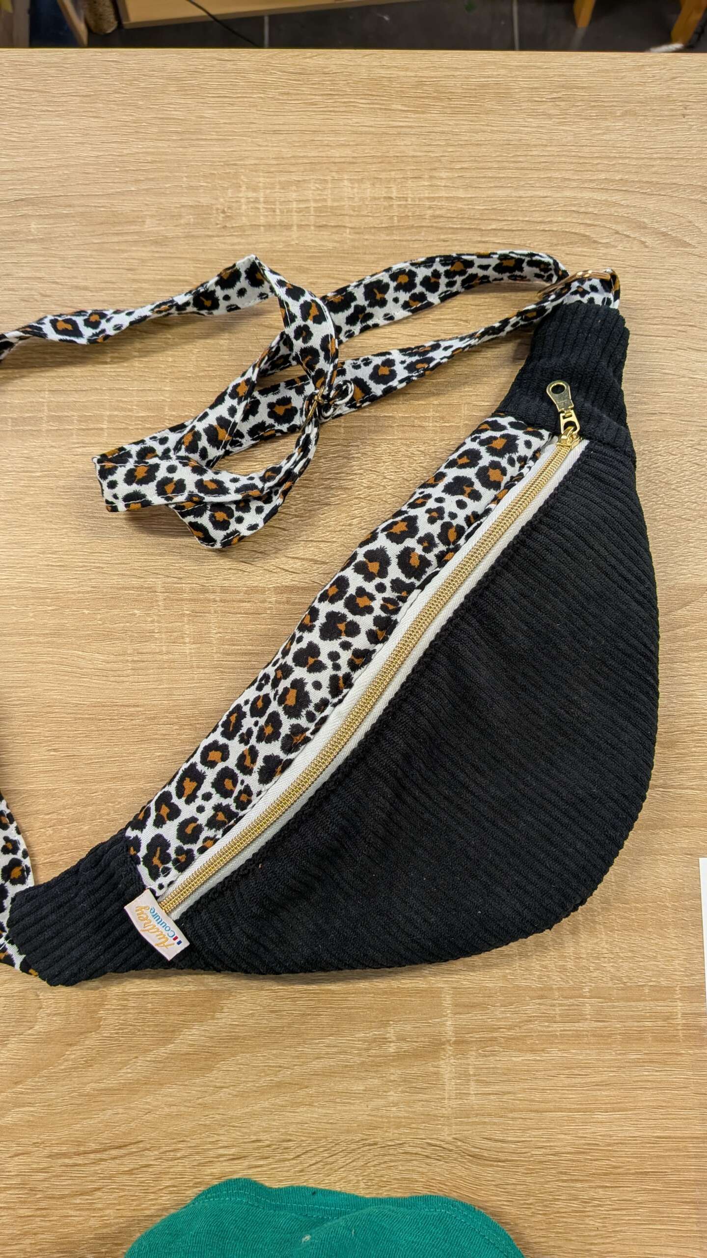 Sac banane en tissu fait main – sac pratique et tendance porté en bandoulière – Image 8