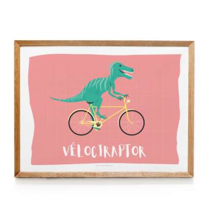 Affiche ou Carte “VELOCIRAPTOR” – Illustration dinosaure à vélo fond terracotta | L’Atelier d’Armelle