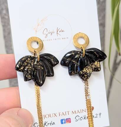 Boucles d’oreilles feuille noire & dorée – Résine et acier inoxydable doré | SISI KREA
