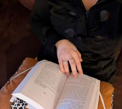 Coussin de lecture incliné mains libres pour lire confortablement