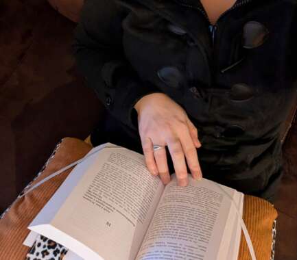 Coussin de lecture incliné mains libres pour lire confortablement