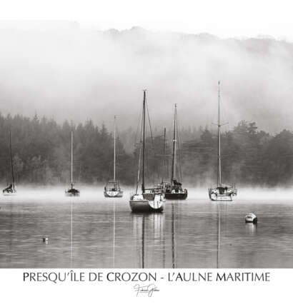 Affiche photo noir et blanc “Bateaux sur l’Aulne” — Aulne maritime dans le brouillard — 33×95 cm — Fabrice Gallou