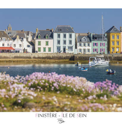Affiche photo couleur “Île de Sein – Fleurs, Mer & Maisons colorées” — Fabrice Gallou