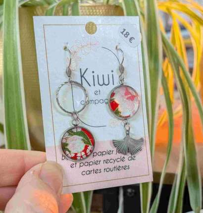 Boucles d’oreilles artisanales pendantes asymétriques en acier inoxydable argenté avec cabochons en verre et papier japonais rouge, vert et blanc