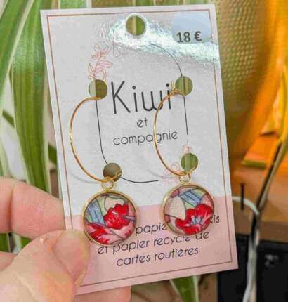 Boucles d’oreilles pendantes artisanales en acier inoxydable doré avec cabochon en verre sur papier japonais rouge et bleu clair – Bijou fait-main – Créatrice bretonne Kiwi Et Compagnie
