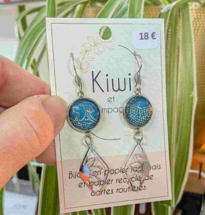 Boucles d’oreilles pendantes artisanales en acier inoxydable argenté avec cabochon en verre et papier japonais recyclé bleu clair – Bijou fait-main – Créatrice bretonne Kiwi Et Compagnie