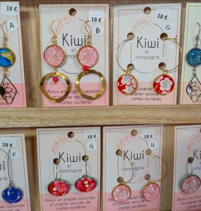 Les boucles d’oreilles pendantes artisanales – Kiwi et compagnie
