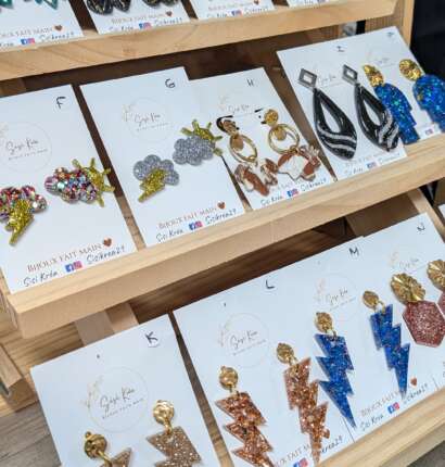 Les boucles d’oreilles en résine – SISI KREA