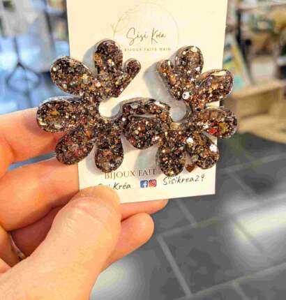 Les GRANDES boucles d’oreilles en résine – SISI KREA