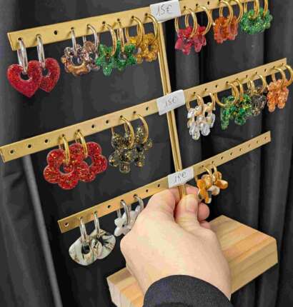 Les boucles d’oreilles en résine sur anneau  – SISI KREA